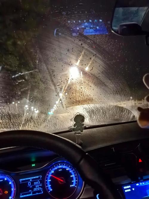 汽车前挡玻璃油膜对夜间灯光眩光实拍