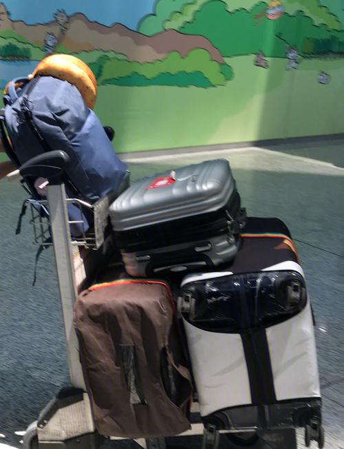 旅行者满脸懊恼地在机场行李称重处