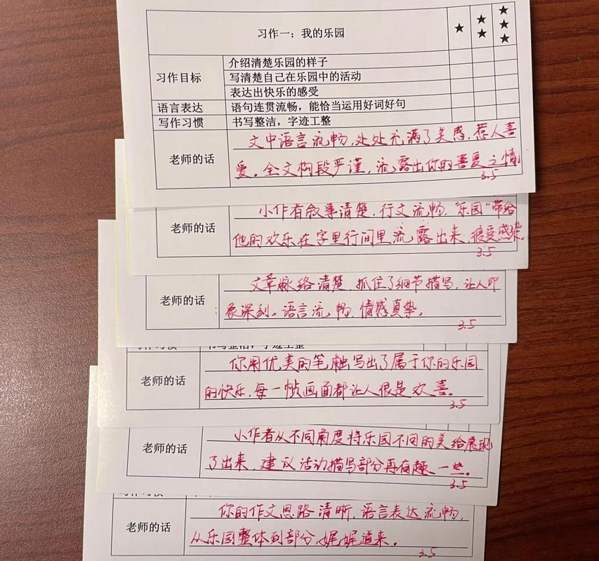 小学教师办公桌面堆叠批改的学生单元作文