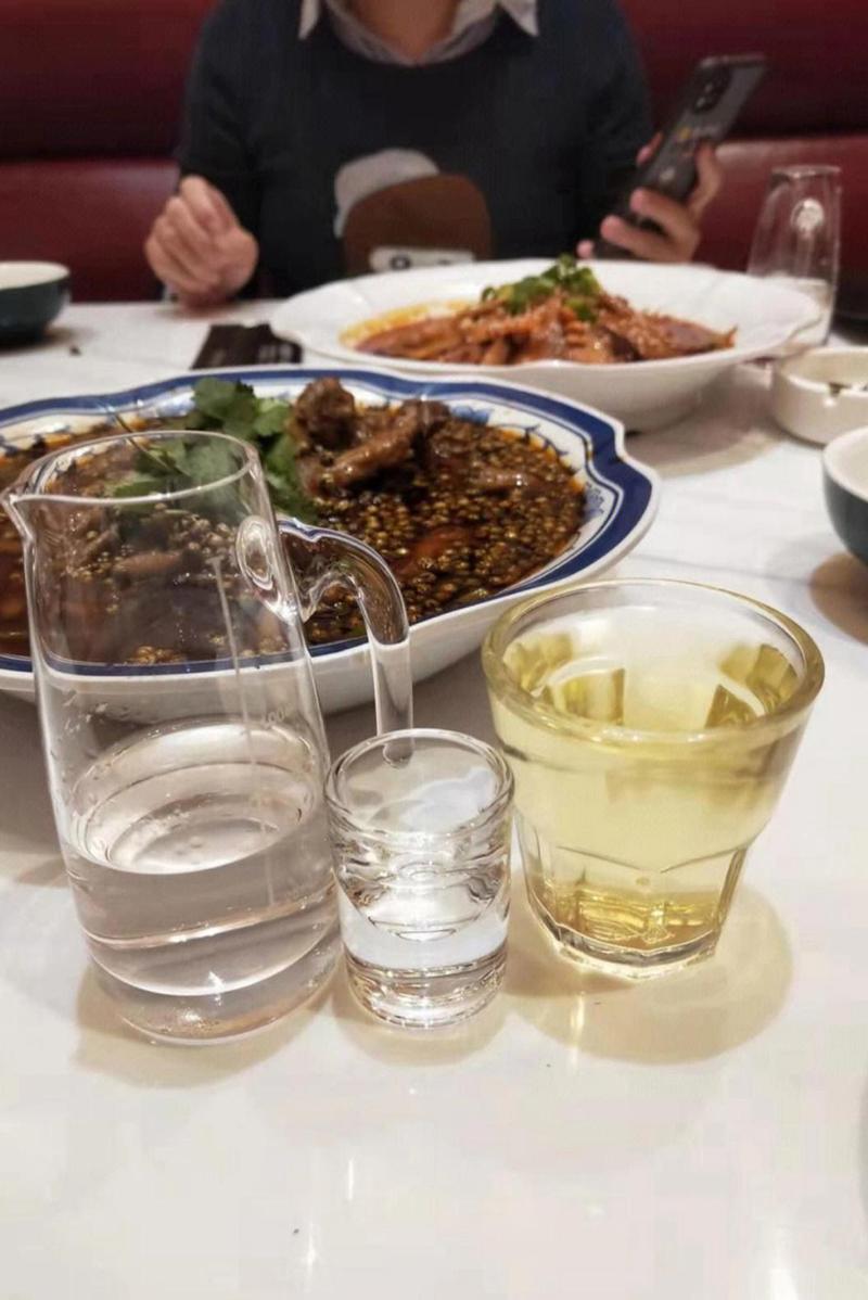 酒局餐桌上盛温白开水的玻璃杯实拍