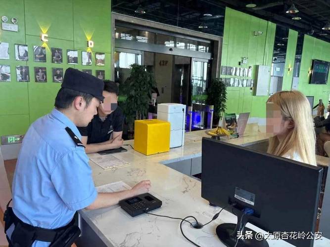 派出所捡拾物品登记窗口实拍