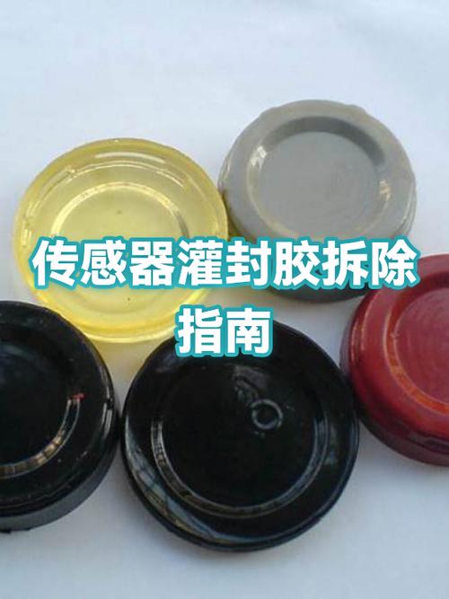 汽修师傅用刮刀清理传感器安装面残留密封胶