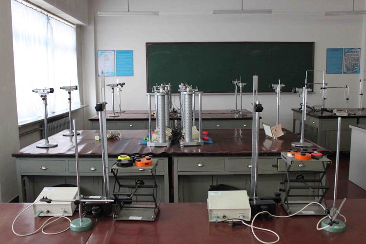 初中生在学校简陋的化学实验室做基础实验