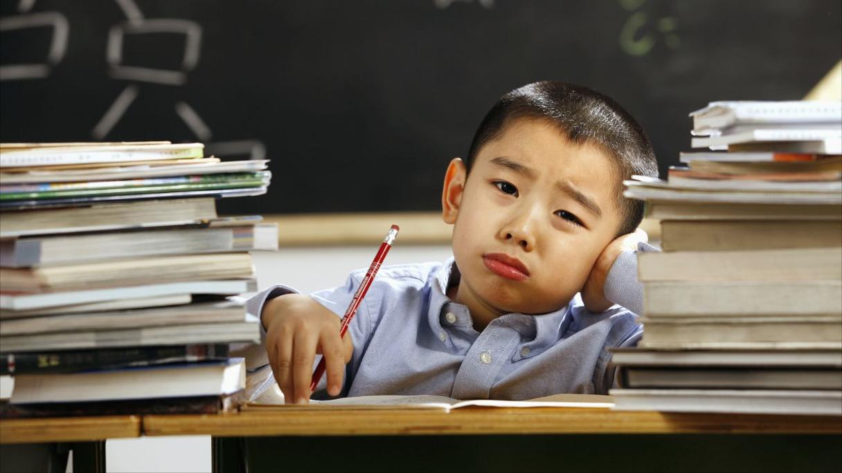 小学生上课走神厌倦学习