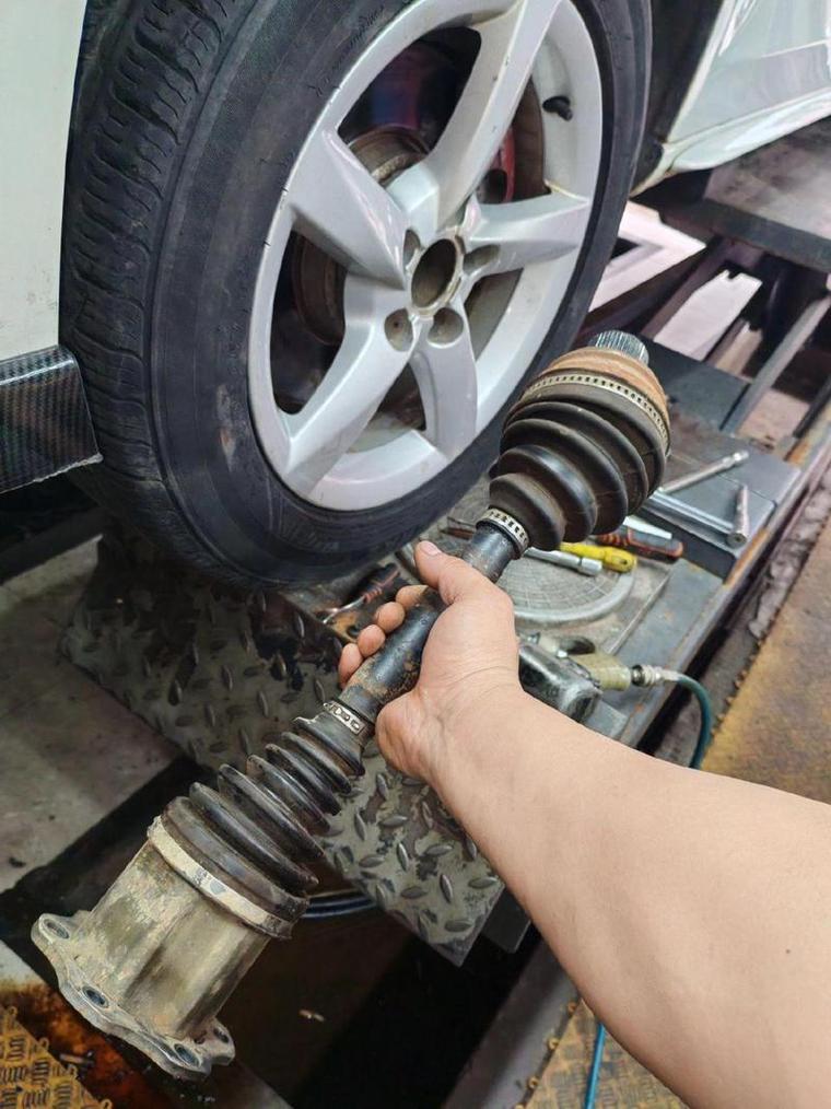 汽修师傅手动检查半轴旷量操作图