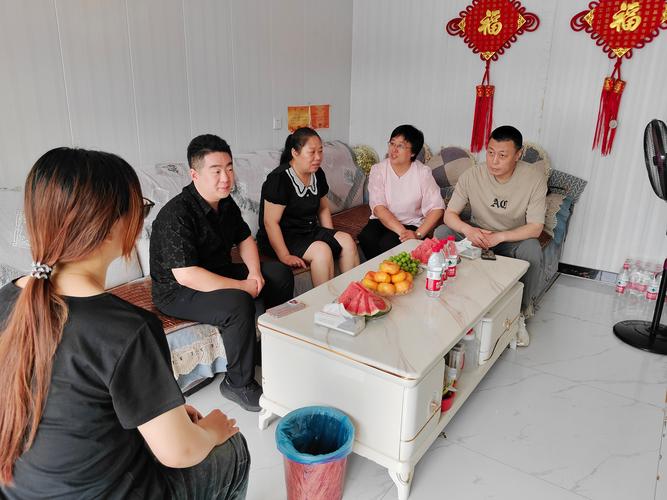 普通民居客厅教师家长围坐家访场景
