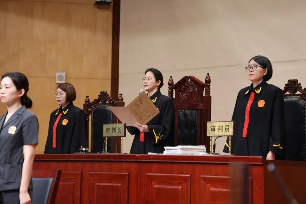 刑事法庭法官敲击法槌 开庭