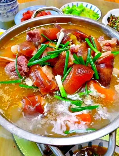 南漳薛坪镇民宿院坝里摆的腊猪蹄火锅配烤糍粑