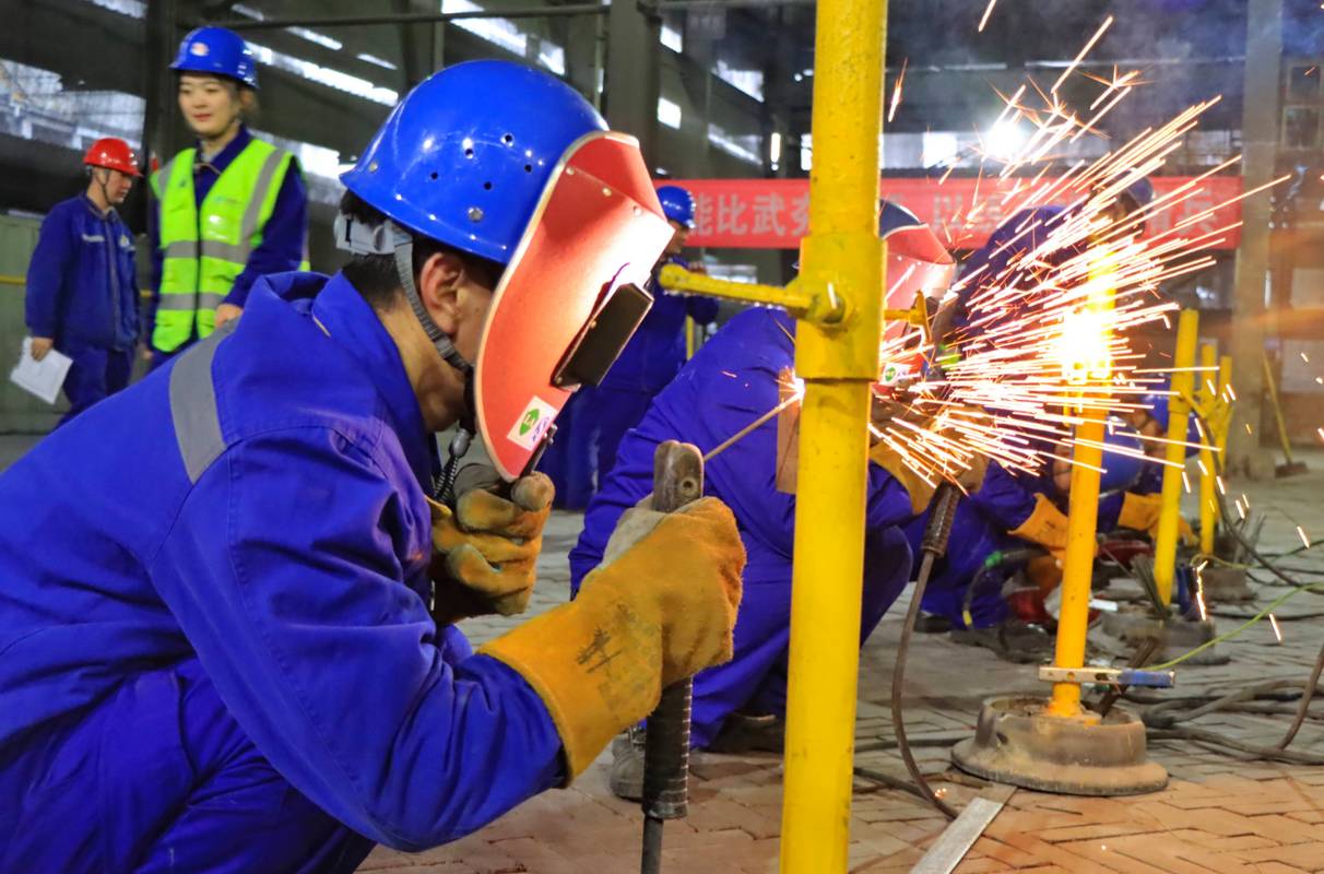 年轻焊工跟着大国工匠学习焊接操作现场图