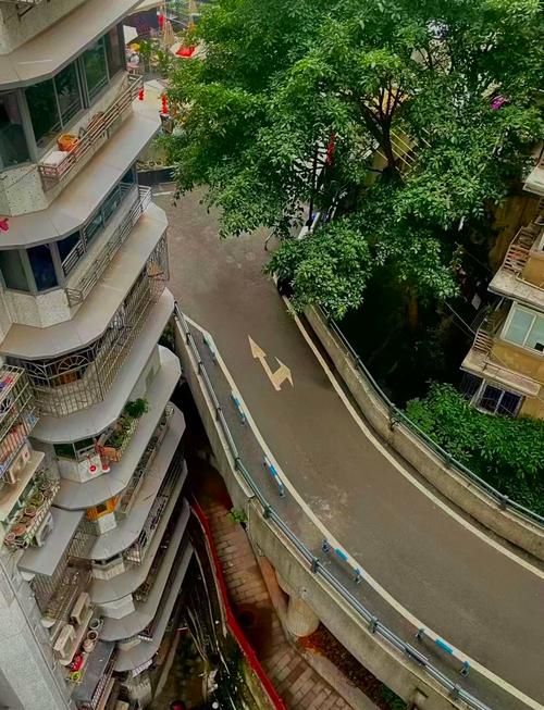 重庆白象居无梯楼道青砖墙晒腌菜场景