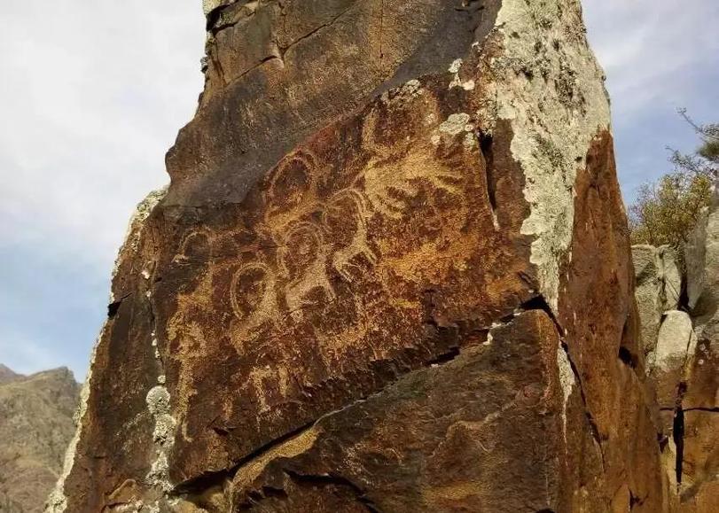 一、色拉寺后山的岩画:在无人踏足的碎石坡上,与千年前的呼吸对撞