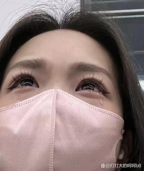 藏在护目镜后面的眼泪