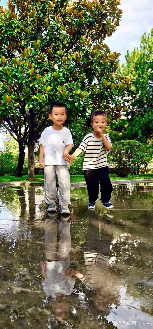 孩子在雨后水坑边玩耍观察倒影