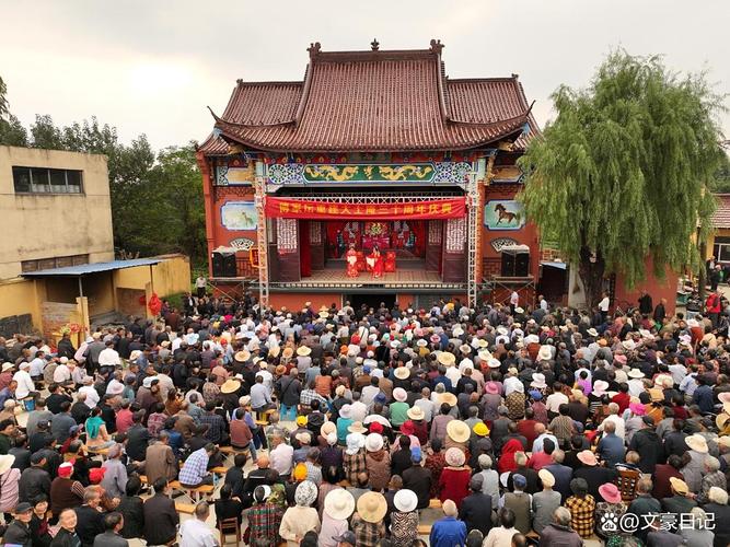 关中村落庙会露天秦腔戏台搭在土崖边