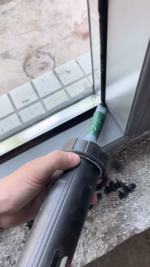 家装玻璃胶打胶施工正确手法实拍