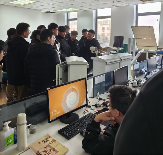 大学技术转移办公室工作场景