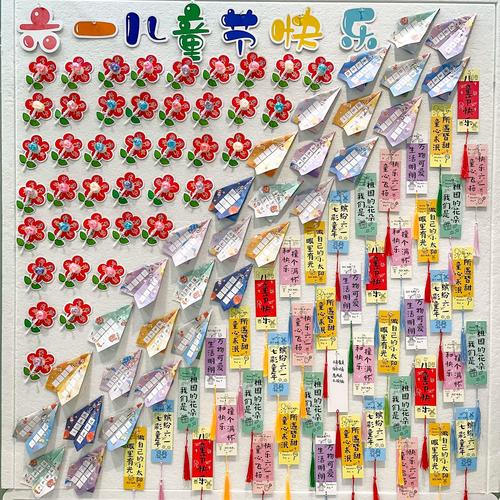 孩子把折坏的纸飞机粘成小书签的手工场景