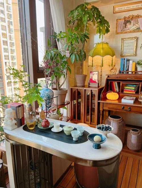 杂乱堆积的阳台茶饮器具休闲区