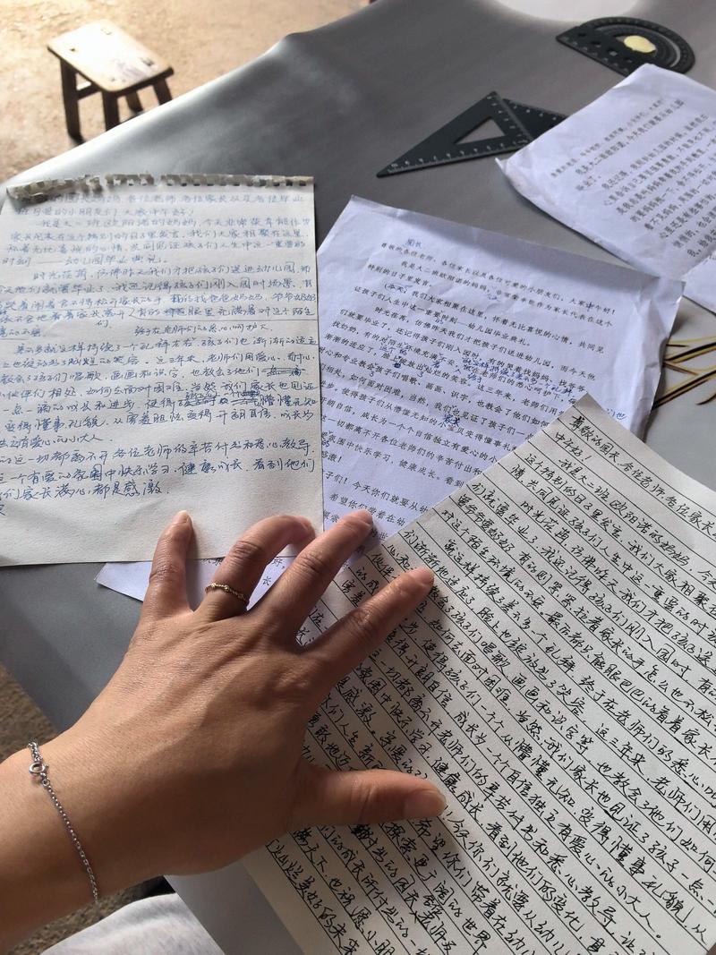 作家书桌上笔迹潦草的创作修改稿特写