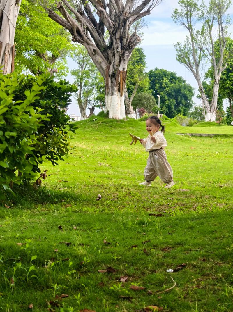 孩子站在空旷草地上发呆慢养理念