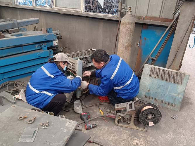生产线上工人检查零部件聚焦主要缺陷