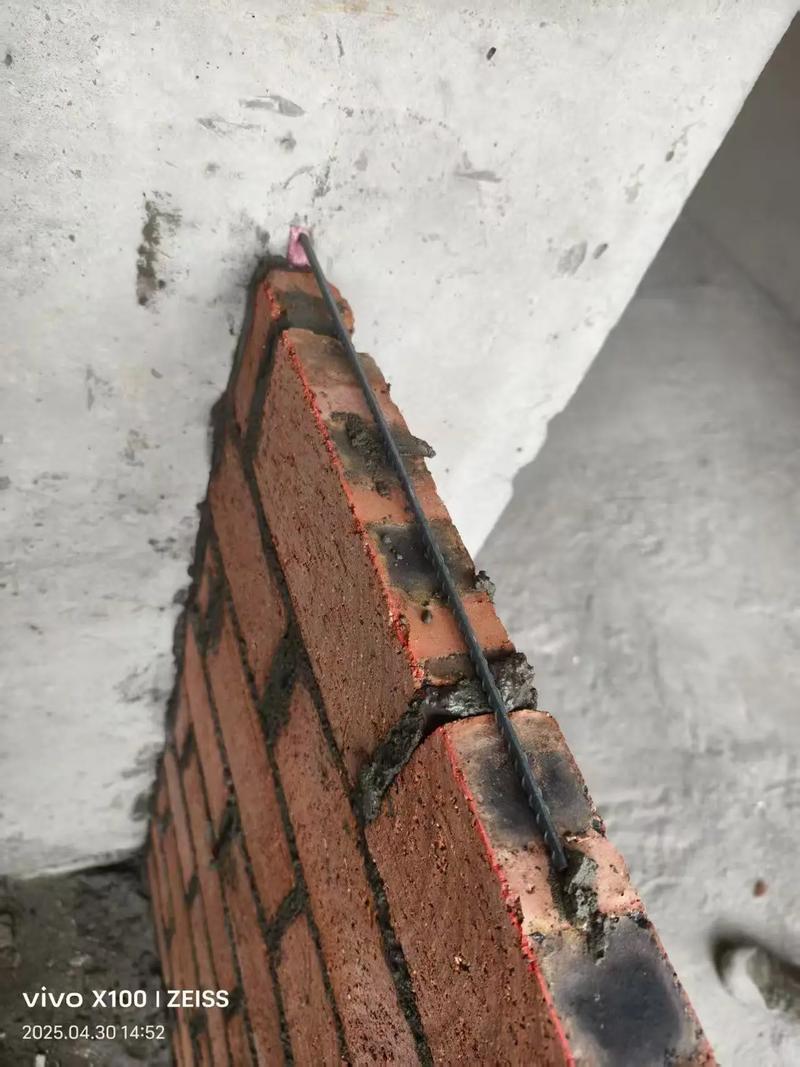 砌墙工程新旧墙植筋和过梁施工现场
