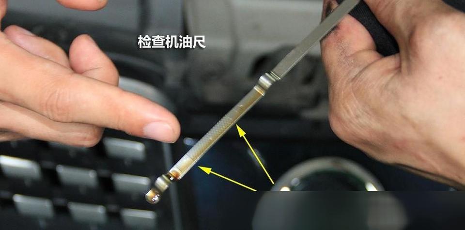 家用汽车发动机机油尺检查液位
