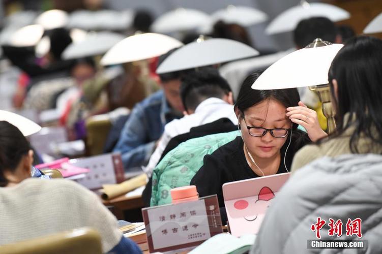 大学生备考教师资格证图书馆备考场景