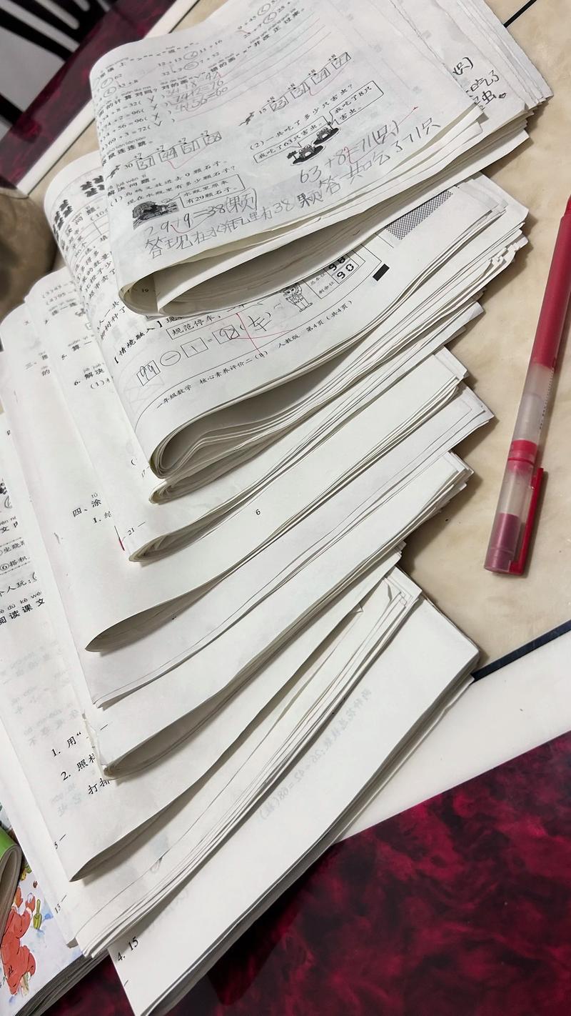 小学生重复性抄写作业堆积如山