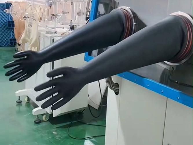 高校材料实验室研究员戴着手套在真空手套箱操作光刻胶样品