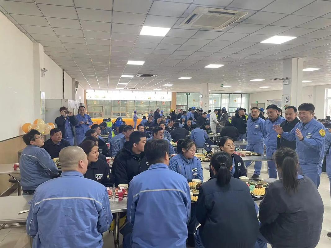工业车间机床旁工人碰杯送祝福实拍