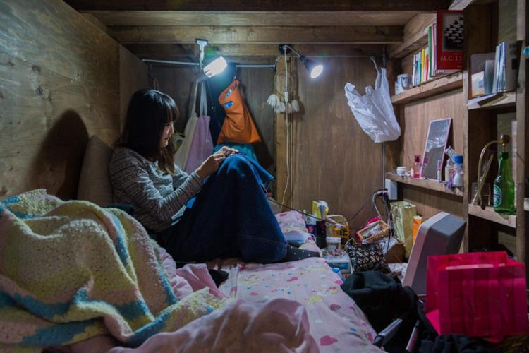 城中村出租屋年轻人求职桌面图