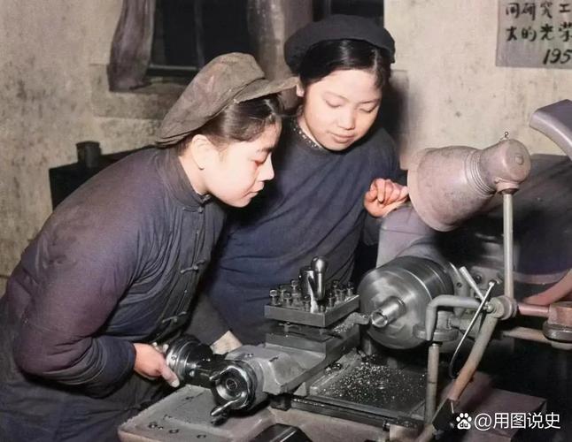 九十年代国营机械厂机修师傅抢修机床现场