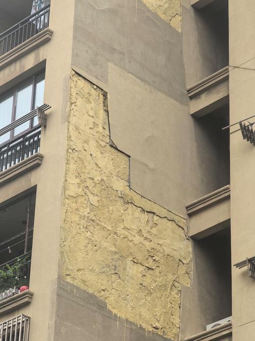 老旧小区外墙开裂脱落排查实景图
