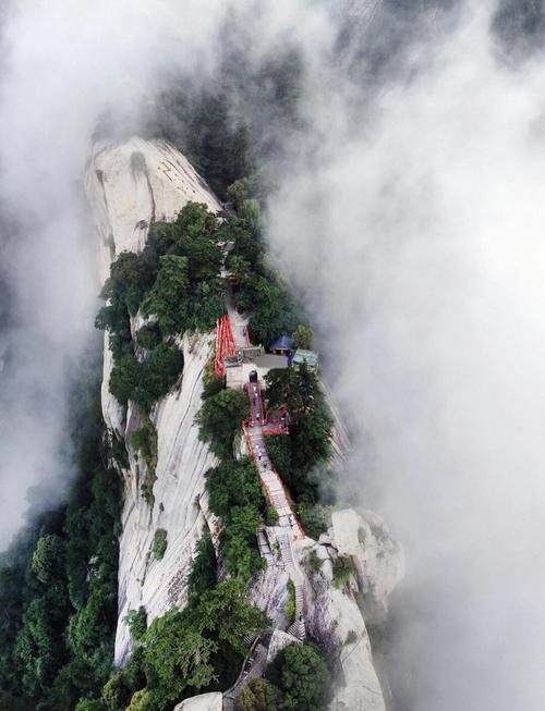 陕西省华山苍龙岭晨雾景观