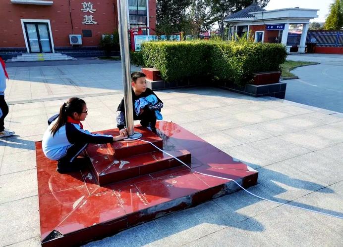 小学生校园里测量旗杆影子学习比例