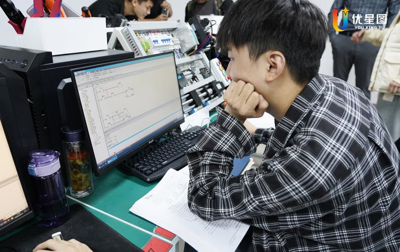 职业教育课程设计师对着电脑整理行业调研资料的场景