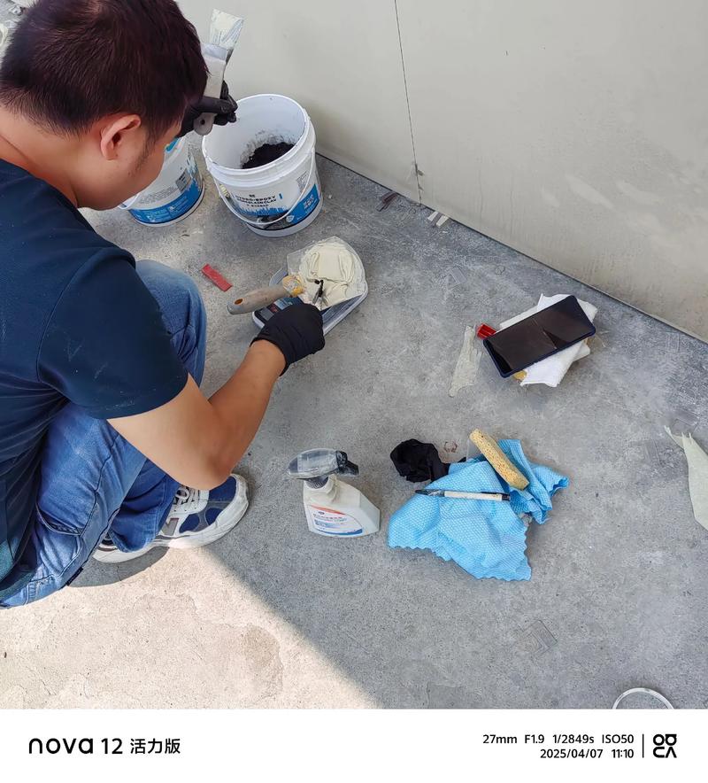 装修工人正在搅拌调色后的乳胶漆桶
