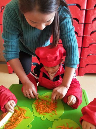妈妈在厨房做饭时让宝宝玩土豆胡萝卜感官游戏