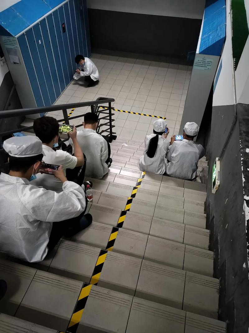化工园区夜班工人父母凌晨四点的车间背影图