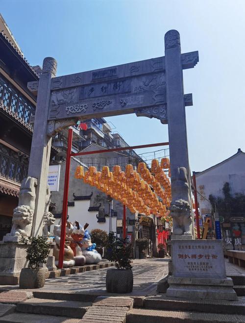 安庆倒扒狮步行街巷口市民自发唱黄梅戏场景
