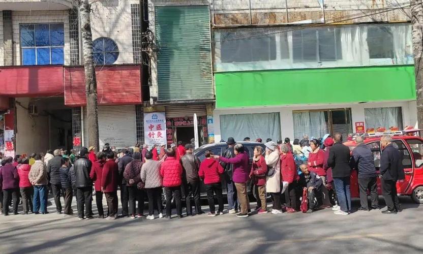 老人社区养生讲座领鸡蛋骗局现场