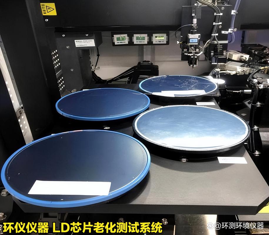 光子计算芯片连接激光源与电子处理模块的测试台