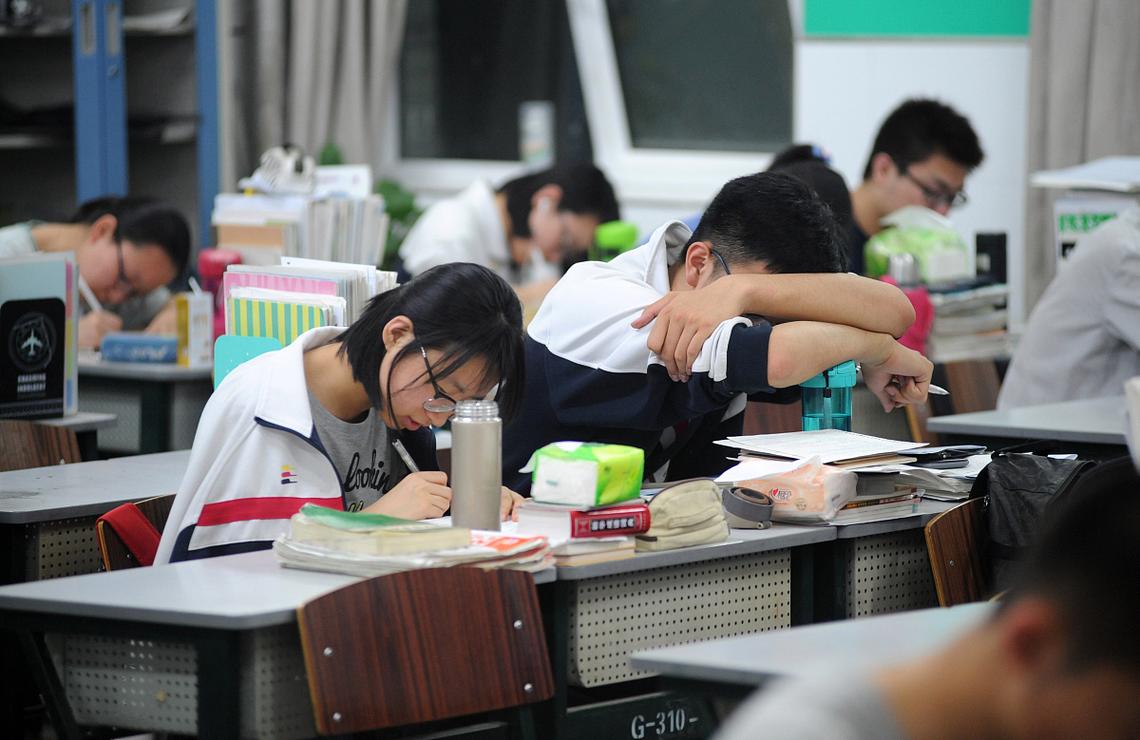 中学晚自修教室学生伏案写作业真实场景