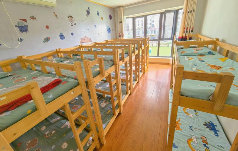 双减后小学门口托管班空摊位