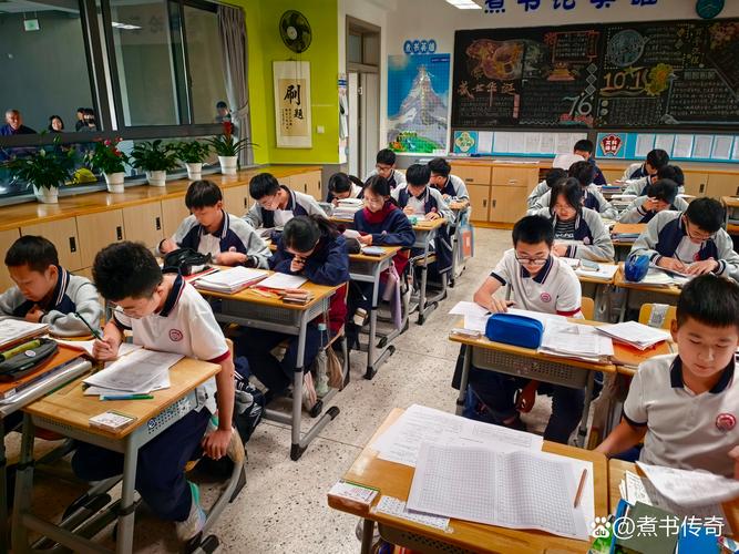 高中教室后排学生干部整理作业场景