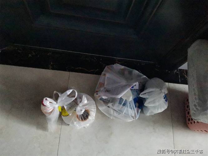 玄关地面堆着拆开的外卖餐袋和胶带