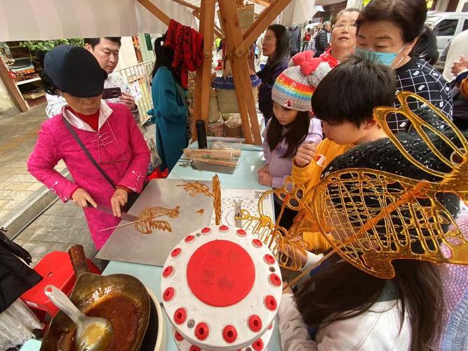 老巷口儿童围观糖画师傅摆摊场景