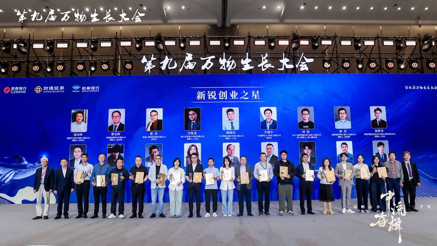 投保人拨打保险公司官方报案电话场景