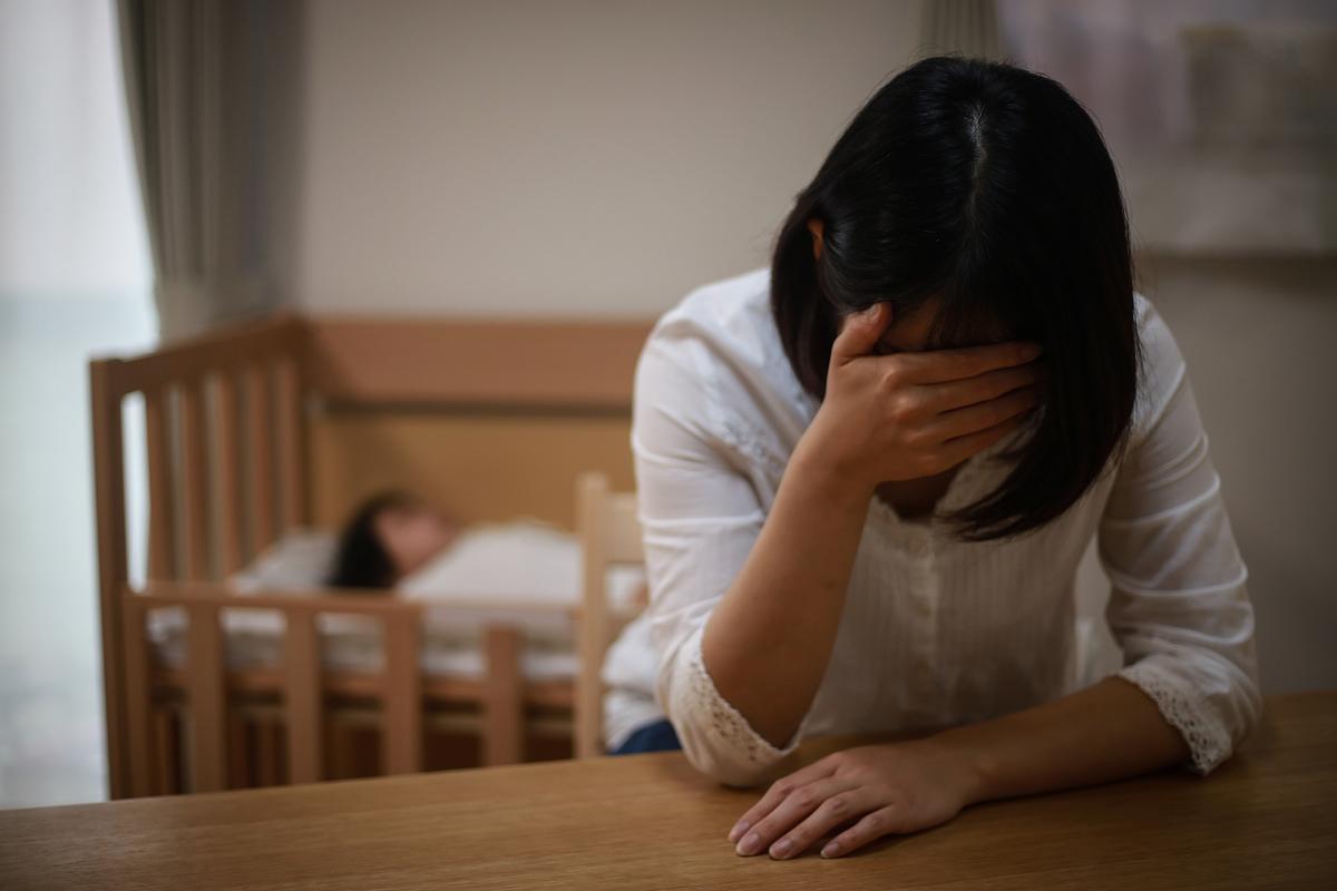 妈妈在家盯着手机看幼儿园监控焦虑发呆图